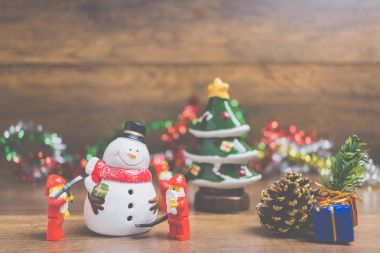 Ahşap arka plan üzerinde Noel sahne ile Lego Noel Baba minifigure