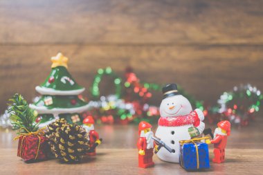 Ahşap arka plan üzerinde Noel sahne ile Lego Noel Baba minifigure