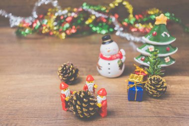 Ahşap arka plan üzerinde Noel sahne ile Lego Noel Baba minifigure