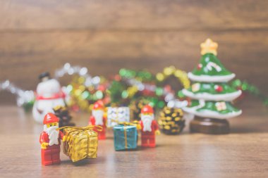 Ahşap arka plan üzerinde Noel sahne ile Lego Noel Baba minifigure