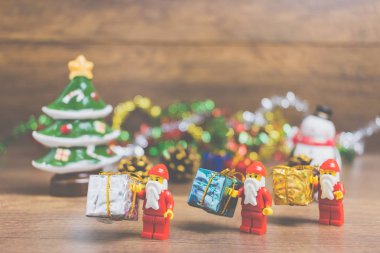 Ahşap arka plan üzerinde Noel sahne ile Lego Noel Baba minifigure
