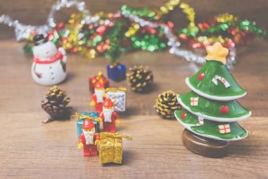 Ahşap arka plan üzerinde Noel sahne ile Lego Noel Baba minifigure