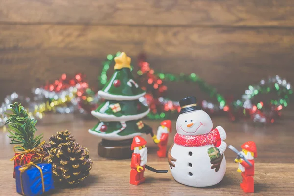 Ahşap arka plan üzerinde Noel sahne ile Lego Noel Baba minifigure