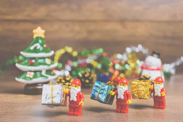 Ahşap arka plan üzerinde Noel sahne ile Lego Noel Baba minifigure