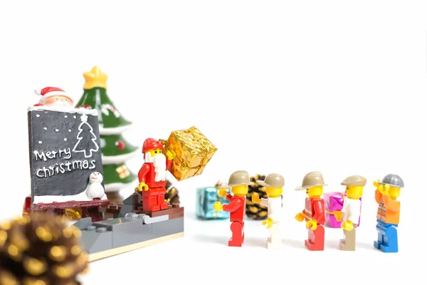 Minifigura de Lego Santa Claus con escena navideña sobre fondo blanco — Foto de Stock