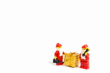 Beyaz arka plan üzerinde Noel sahne ile Lego Noel Baba minifigure