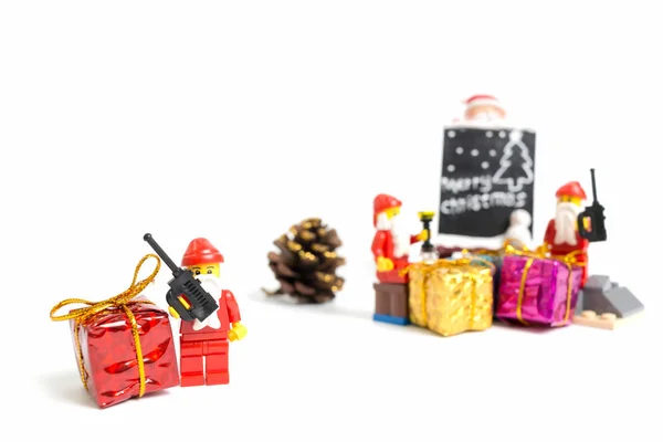 Lego Kerstman Minifiguren met Kerstmis scène op witte achtergrond — Stockfoto