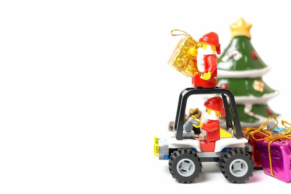 Minifigura de Lego Santa Claus con escena navideña sobre fondo blanco —  Fotos de Stock