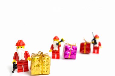 Beyaz arka plan üzerinde Noel sahne ile Lego Noel Baba minifigure