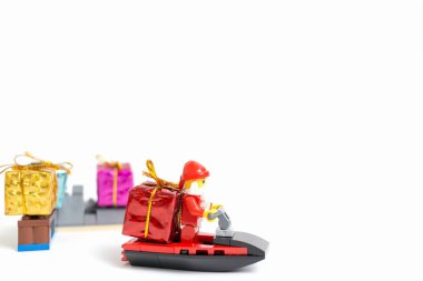 Beyaz arka plan üzerinde Noel sahne ile Lego Noel Baba minifigure