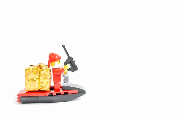 Minifigura de Lego Santa Claus con escena navideña sobre fondo blanco — Foto de Stock