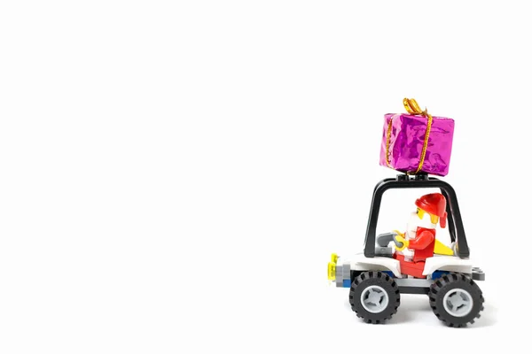 Lego Kerstman Minifiguren met Kerstmis scène op witte achtergrond — Stockfoto