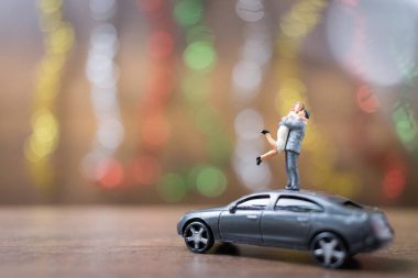 Minyatür çift ahşap zemin üzerinde sarılma 