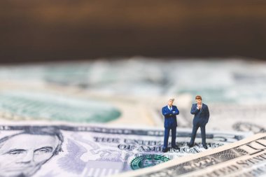 Minyatür iş insanlar bizimle Doları banknot arka plan