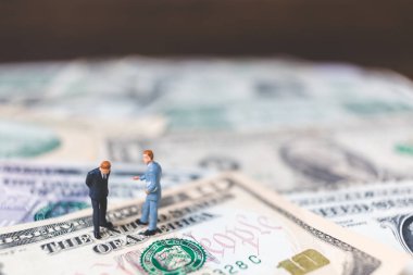 Minyatür iş insanlar bizimle Doları banknot arka plan