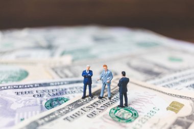 Minyatür iş insanlar bizimle Doları banknot arka plan