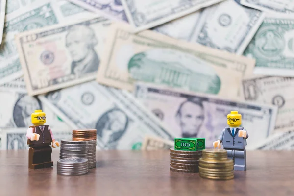Minyatür iş insanlar bizimle Doları banknot arka plan