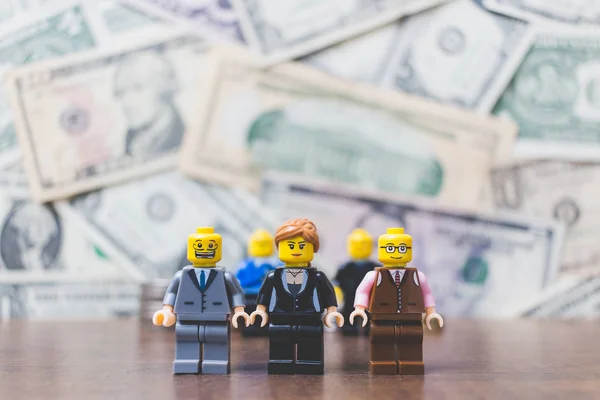 Minyatür iş insanlar bizimle Doları banknot arka plan — Stok fotoğraf
