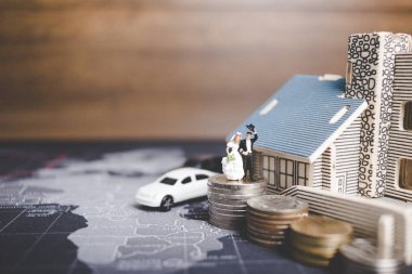 Minyatür insanlar gelin ve damat sikke para vasıl ev ile 