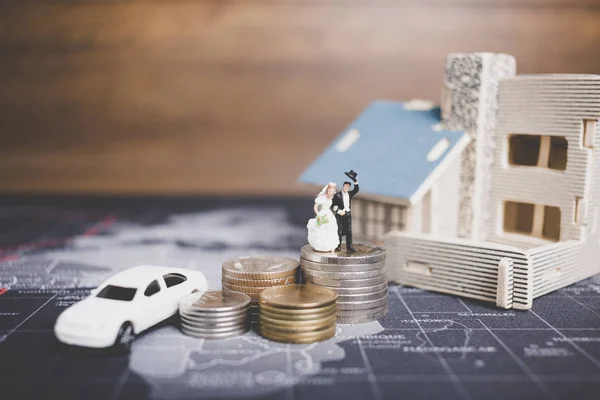 Minyatür insanlar gelin ve damat sikke para vasıl ev ile 