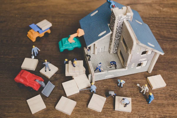 Minyatür insanlar işçi tamir evi tamir 