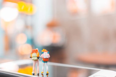 Minyatür backpacker, smartphone üzerinde duran turist insanlar 