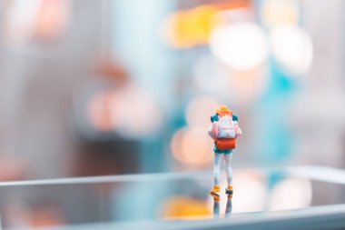 Minyatür backpacker, smartphone üzerinde duran turist insanlar 