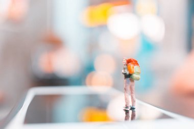 Minyatür backpacker, smartphone üzerinde duran turist insanlar 