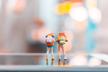 Minyatür backpacker, smartphone üzerinde duran turist insanlar 