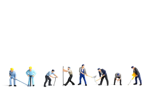 Miniatura pessoas trabalhador segurando ferramenta no fundo branco — Fotografia de Stock