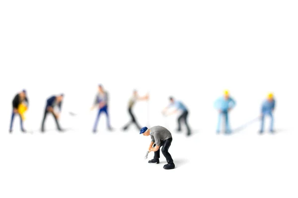Miniaturowe ludzi pracownik gospodarstwa na białym tle narzędzie — Zdjęcie stockowe