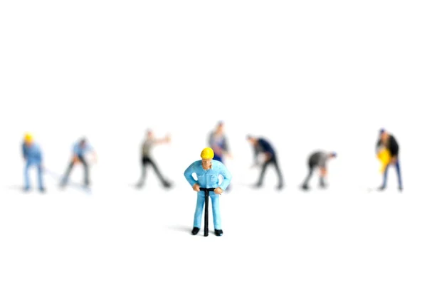 Miniaturowe ludzi pracownik gospodarstwa na białym tle narzędzie — Zdjęcie stockowe