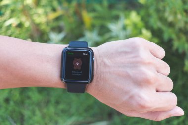 Apple Watch serisi 3 (Gps) ile hat uygulaması giyen adam