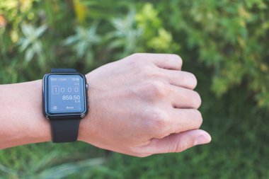 Apple Watch serisi 3 (Gps) ile Elk seyahat para birimi giyen adam