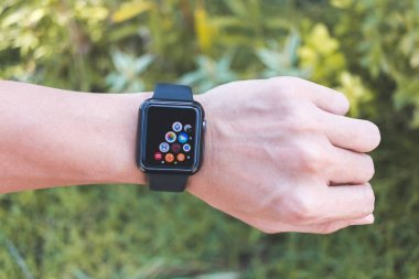 Apple Watch serisi 3 (Gps) ile çoklu Apps profili giyen adam.