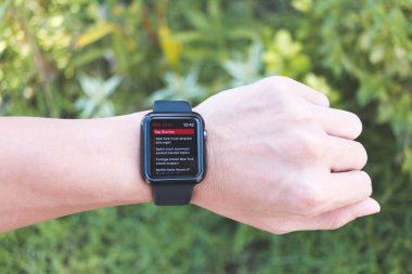  Apple Watch serisi 3 (Gps) ile Bbc uygulaması giyen adam