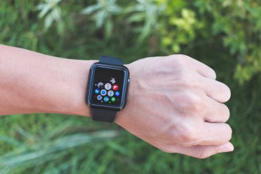 Apple Watch serisi 3 (Gps) ile çoklu Apps profili giyen adam.
