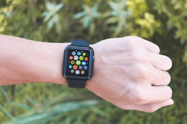 Apple Watch serisi 3 (Gps) ile çoklu Apps profili giyen adam.