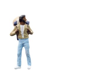 Beyaz arka plan üzerinde izole minyatür Backpacker