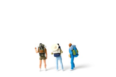 Beyaz arka plan üzerinde izole minyatür Backpacker