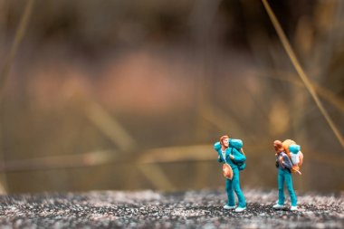Minyatür Backpacker beton duvara ayakta 