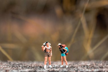 Minyatür Backpacker beton duvara ayakta 
