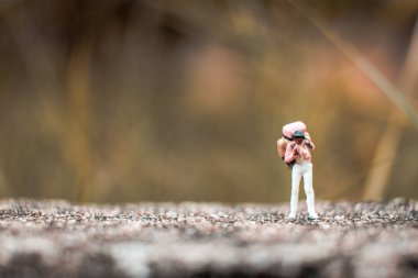 Minyatür Backpacker beton duvara ayakta 