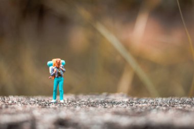 Minyatür Backpacker beton duvara ayakta 