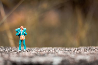 Minyatür Backpacker beton duvara ayakta 