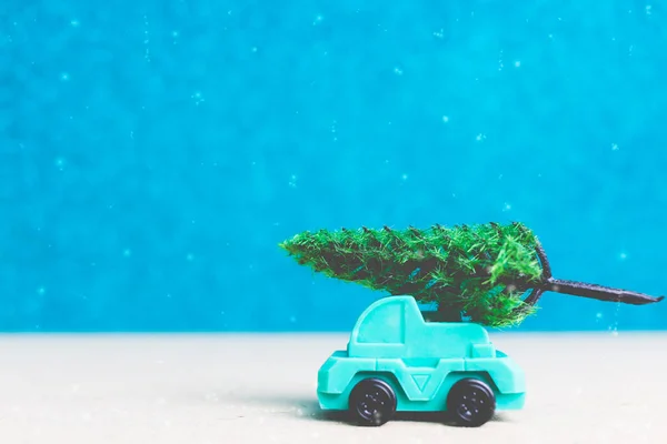 Árbol de Navidad en coche miniatura . —  Fotos de Stock