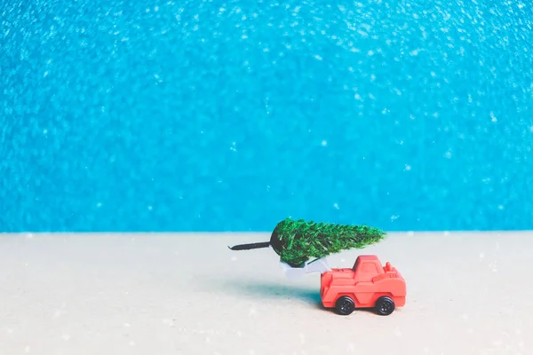 Vánoční strom na miniaturní auto. — Stock fotografie