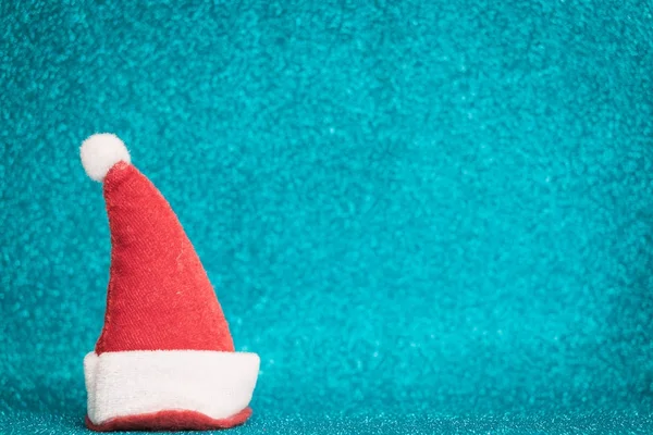 Красная шляпа Санта-Клауса на блестящем фоне . — стоковое фото