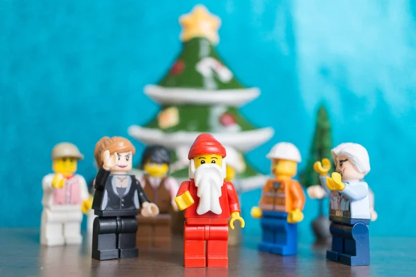 Minifigura de Lego Santa Claus con escena navideña — Foto de Stock