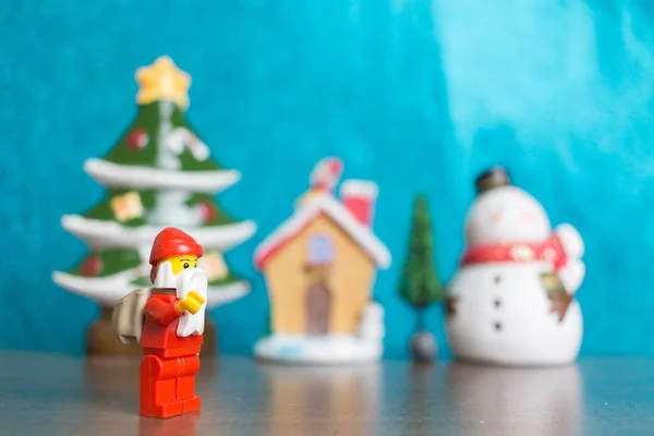 Minifigura de Lego Santa Claus con escena navideña — Foto de Stock